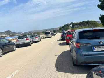 Sospitós accident a l’AP-7 entre Ondara i Benissa: el conductor d’un dels cotxes fuig pels bancals