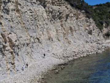 Un jove mor en precipitar-se del penya-segat de la cala Advocat